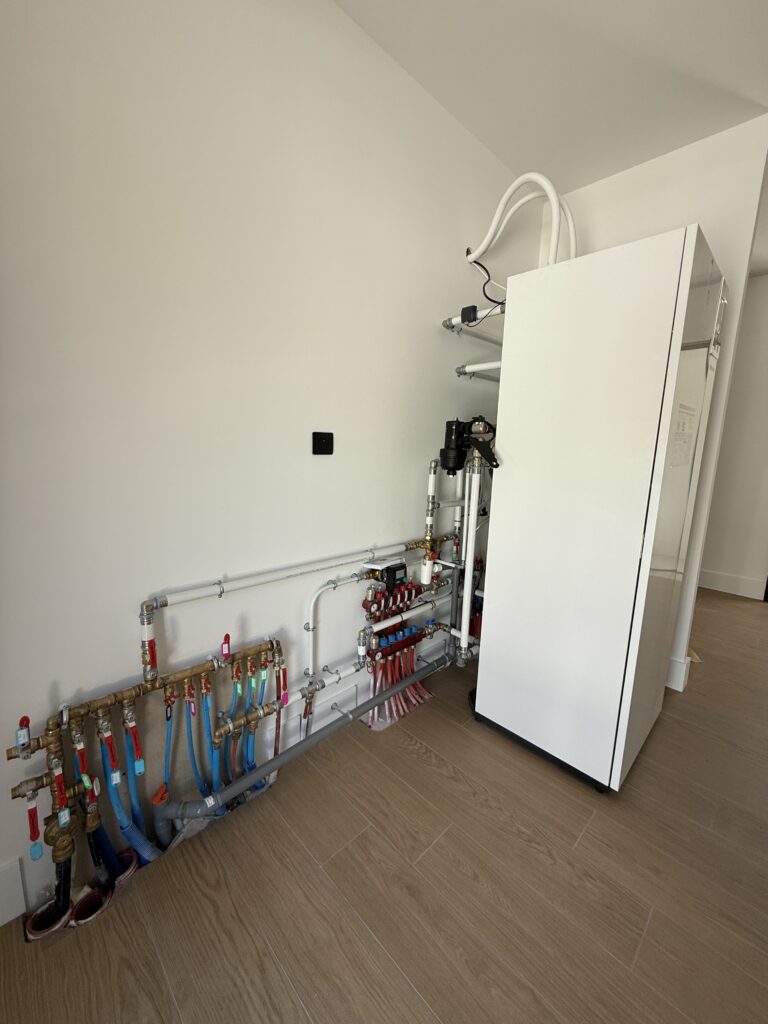 Installation intérieure d’une pompe à chaleur air-eau à Grignan