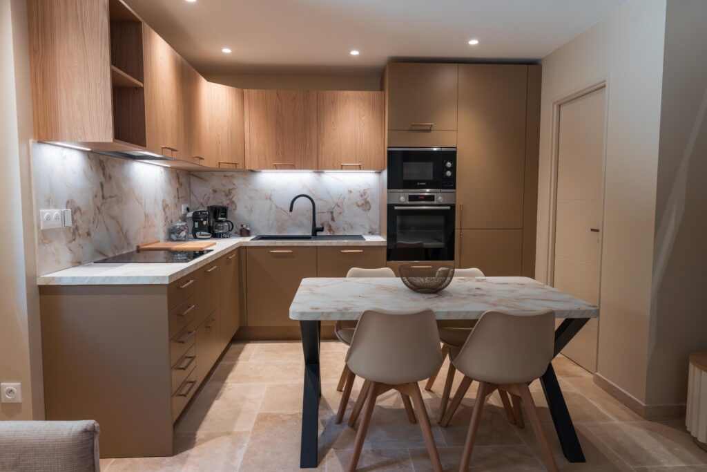 Aménagement cuisine taupe et bois