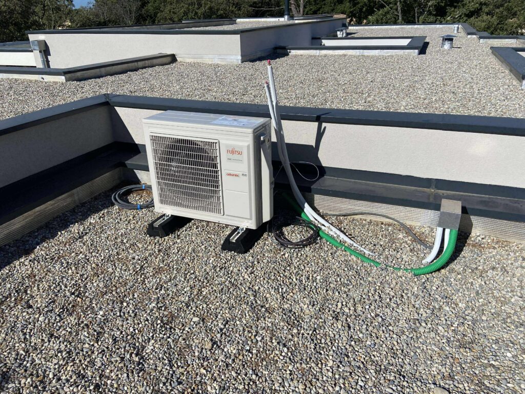 Unité extérieure d’une pompe à chaleur air-eau installée à Grignan